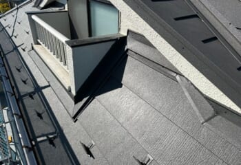 東京都世田谷区 - 複雑な10面以上の複合屋根をスーパーガルテクトで屋根通気工法