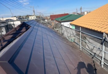 千葉県佐倉市 - 築30年以上のスレート屋根をスーパーガルテクトで屋根カバー工法