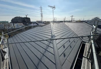 東京都三鷹市 - 太陽光パネル付きスレート屋根をスーパーガルテクトで重ね葺き