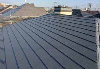 東京都武蔵野市 - 煙突があるノンアスベストスレート屋根の葺き替え工事