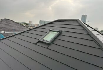 神奈川県綾瀬市 - ノンアスベストのスレート屋根をスーパーガルテクトフッ素で屋根葺き替えと天窓交換