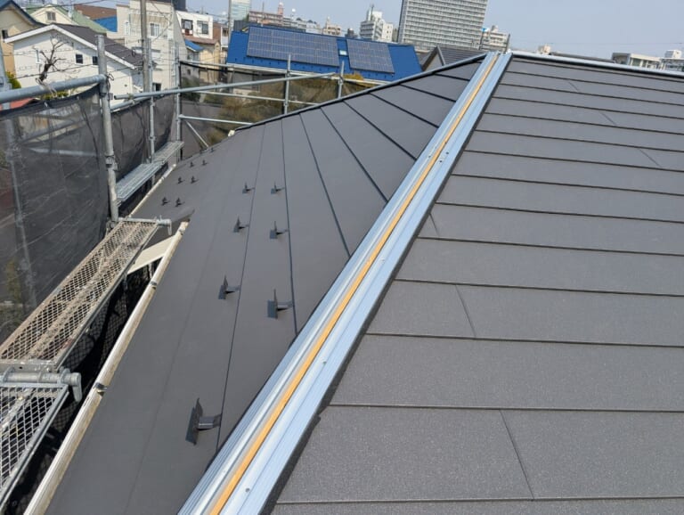 棟板金に金属下地を設置