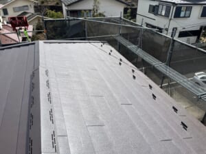 サムネイル画像 東京都八王子市- 雹被害で割れが生じたアスベストの含まれるスレート屋根をスーパーガルテクトでカバー工法