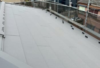 埼玉県川口市 - 古くなり割れが目立つパミールをスーパーガルテクトで屋根カバー工法