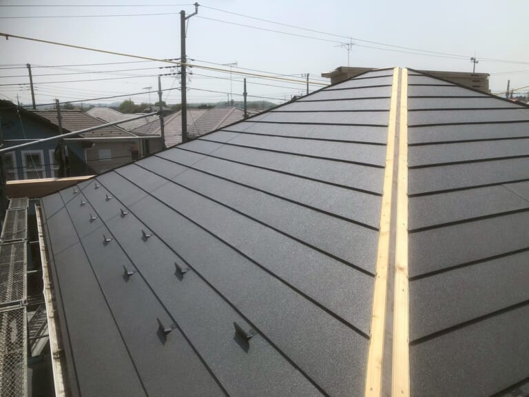 新しい屋根材を設置
