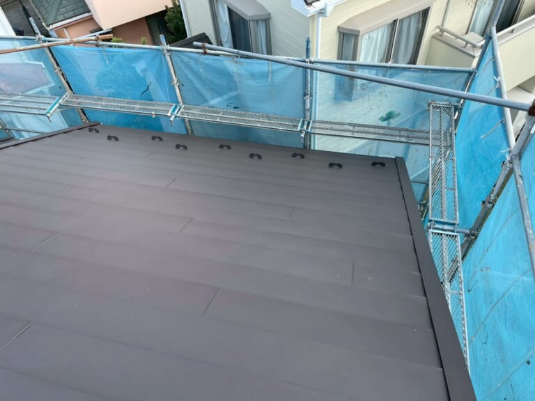 新しい屋根材を設置