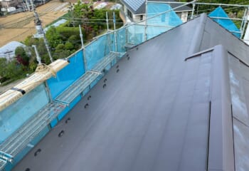 横浜市都築区 - ノンアスベストのスレート屋根を横暖ルーフαプレミアムSで屋根カバー工法