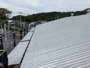 サムネイル画像 神奈川県藤沢市 - 波型スレート屋根をガルバリウム鋼板の折板屋根でカバー工法