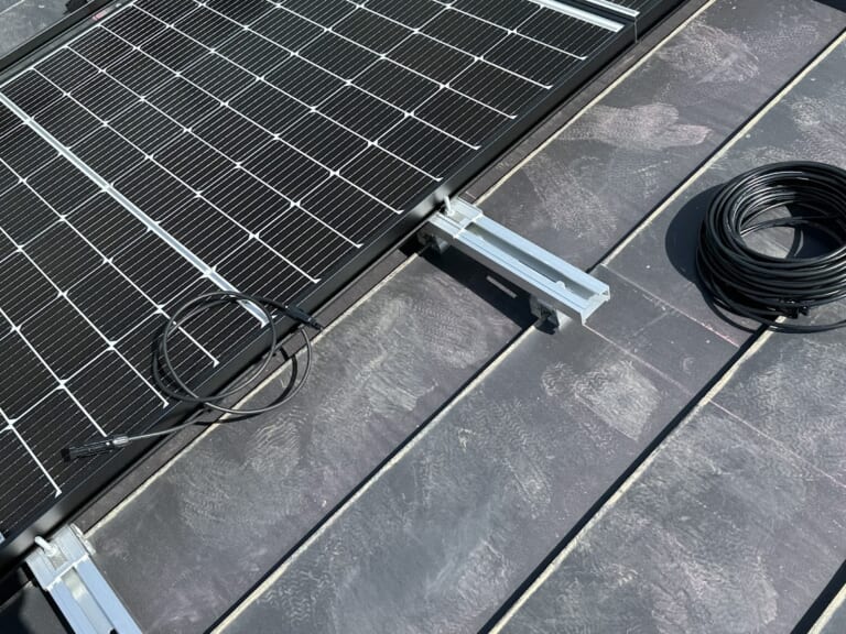 金具の上に太陽光パネルを載せる