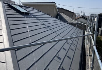 東京都練馬区 - アスベスト含有のスレート屋根をスーパーガルテクトで屋根カバー工法
