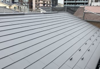 埼玉県さいたま市 - ノンアスベストのスレート屋根をスーパーガルテクトで屋根カバー工法