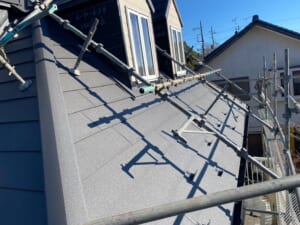 サムネイル画像 茨城県つくば市 - ドーマー付きスレート屋根をスーパーガルテクトで屋根カバー工法
