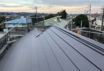 東京都八王子市 - アスベストを含むスレート屋根をテイガクルーフで屋根カバー工法