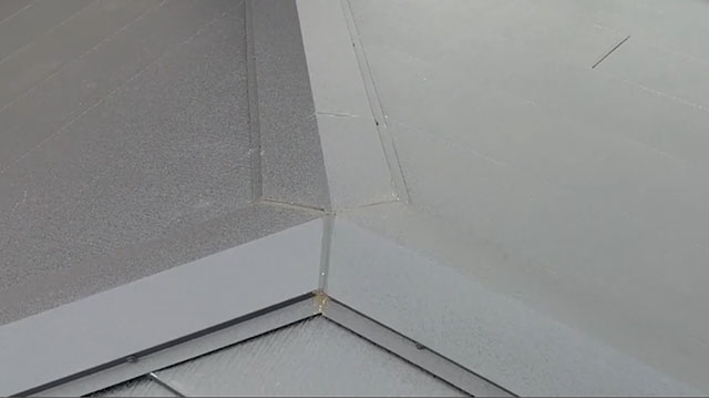 雨と雪で濡れた棟板金