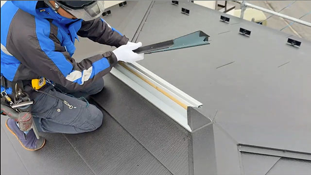 棟板金を取り外す