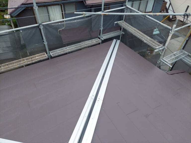 棟板金に金属下地を設置
