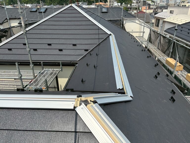 棟板金に金属下地を設置