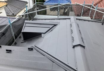 横浜市青葉区 - ドーマーのあるスレート屋根をスーパーガルテクトに葺き替え工事と外壁塗装