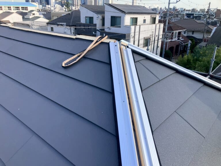 棟板金に金属下地を設置