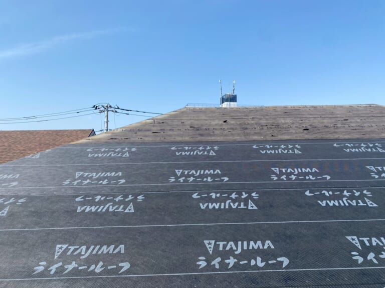ルーフィングシートを敷く