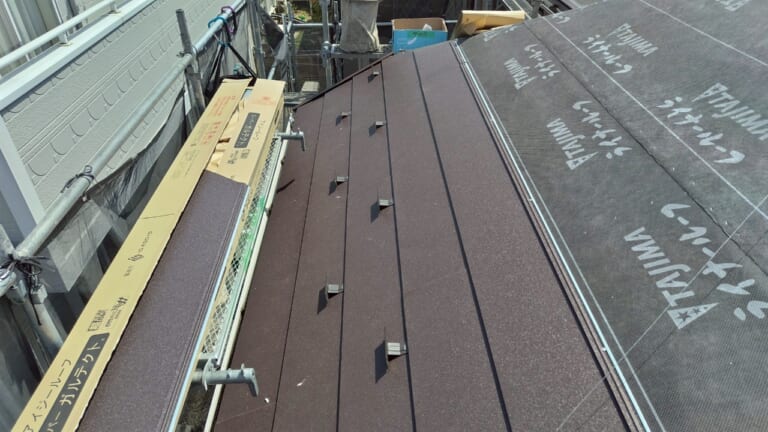 新しい屋根材を設置
