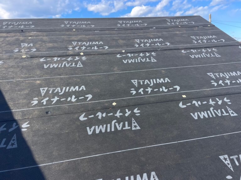 ルーフィングを張ります