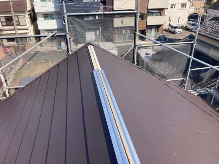 棟板金に金属下地を設置