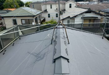 川崎市多摩区 - 経年劣化で剥がれた屋根をスーパーガルテクトで屋根葺き替え工事