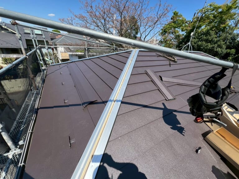 棟板金に金属下地を設置