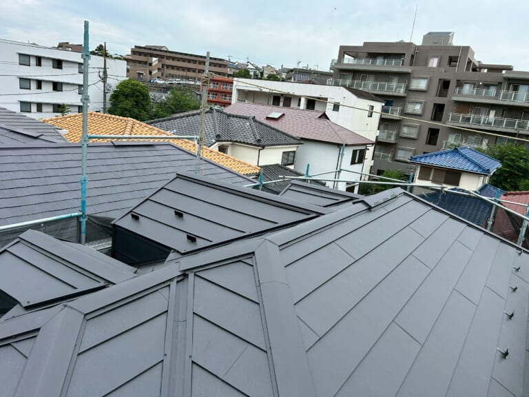 棟板金取り付け　屋根工事完了