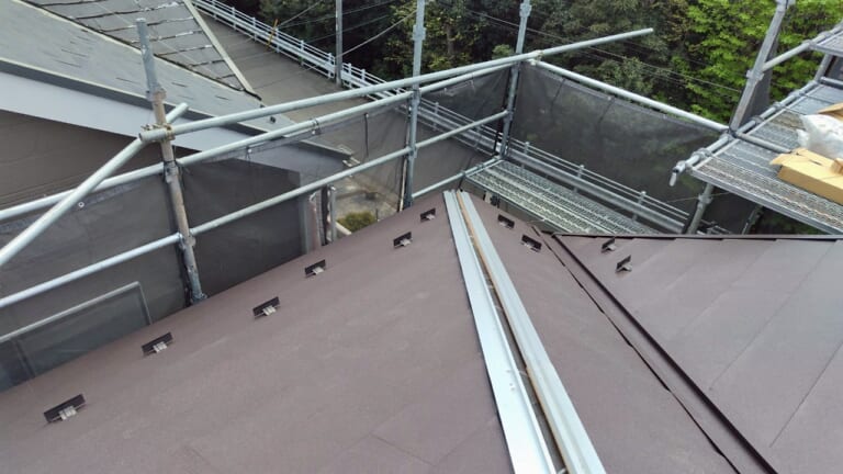 棟板金に金属下地を設置