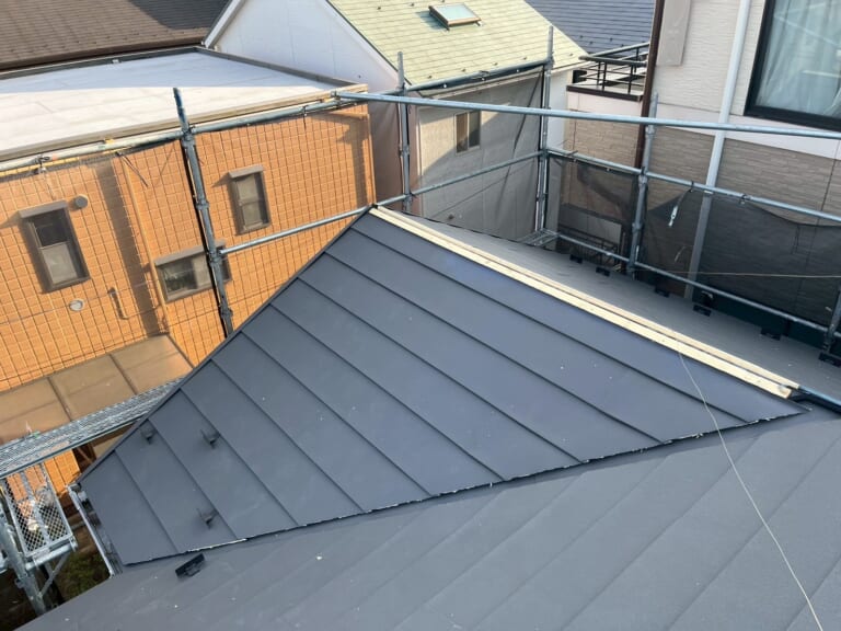 新しい屋根材を設置