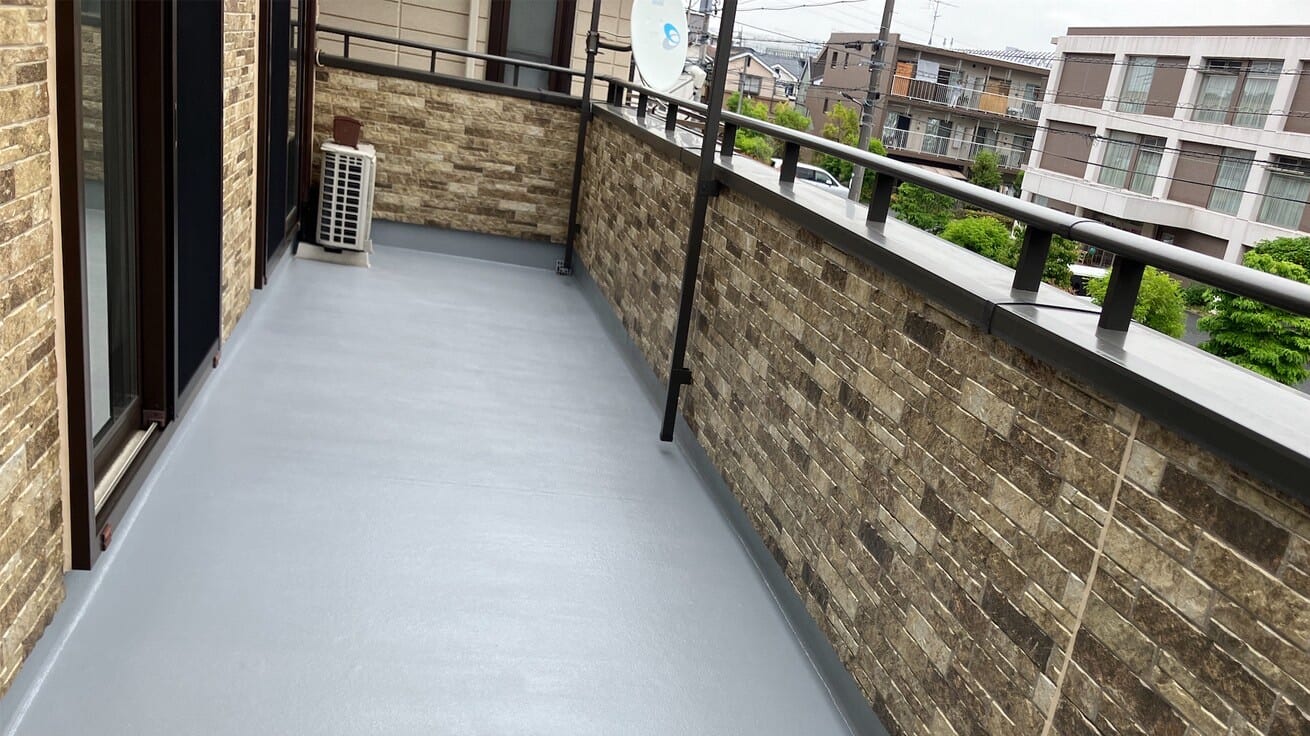 防水層にトップコートを塗布