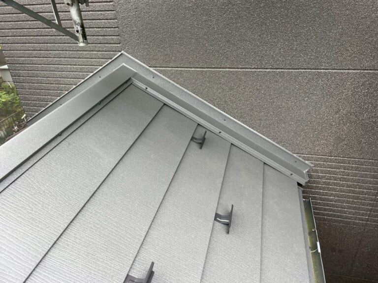 雨押え板金施行　シーリング作業後工事完了