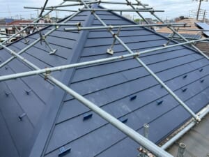 サムネイル画像 東京都足立区 - アスベストを含むスレート屋根をスーパーガルテクトでカバー工法