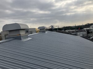サムネイル画像 神奈川県綾瀬市 -ガルバリウム鋼板の折板屋根で工場の波型スレートをカバー工法