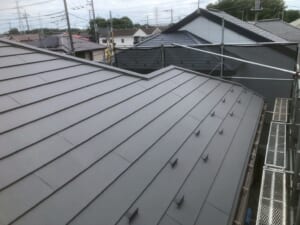 サムネイル画像 奈良県奈良市 - 割れたスレート屋根をスーパーガルテクトで屋根カバー工法