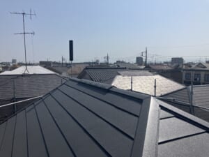 サムネイル画像 東京都武蔵村山市 - スレート屋根を使用した複合屋根をスーパーガルテクトでカバー工法