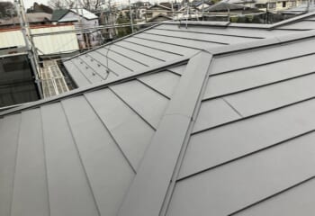 東京都足立区 - 雨どい交換を伴う複雑な屋根の形をスーパーガルテクトで屋根葺き替え工事
