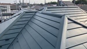 サムネイル画像 大阪府吹田市 - 多面の複合屋根を横暖ルーフαプレミアムSで屋根カバー工法
