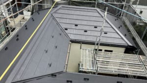 サムネイル画像 東京都世田谷区 - コの字型の複合屋根をスーパーガルテクトで屋根カバー工法