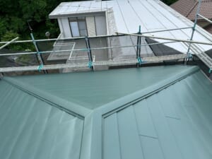 サムネイル画像 神奈川県鎌倉市 - 煙突のあるスレート屋根を横暖ルーフαプレミアムsでカバー工法と外壁塗装