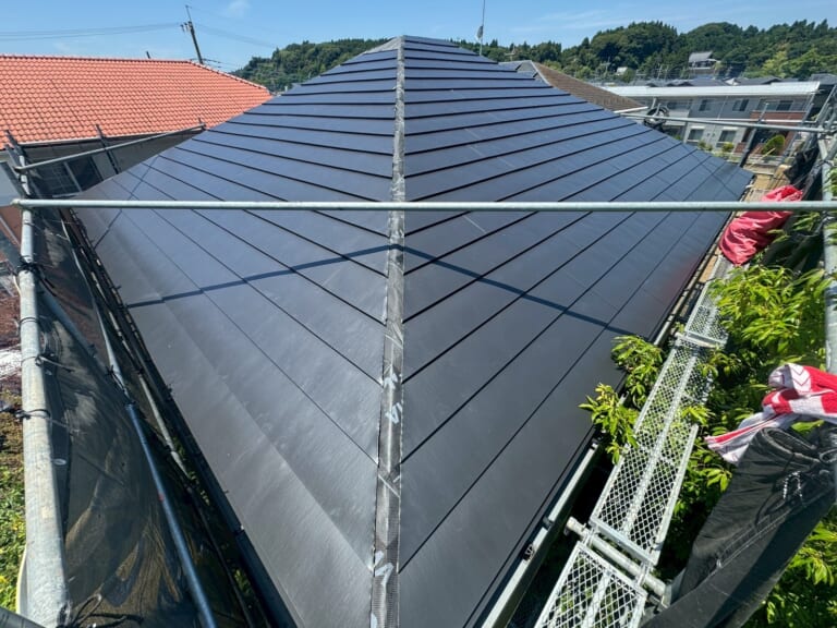 新しい屋根材を設置