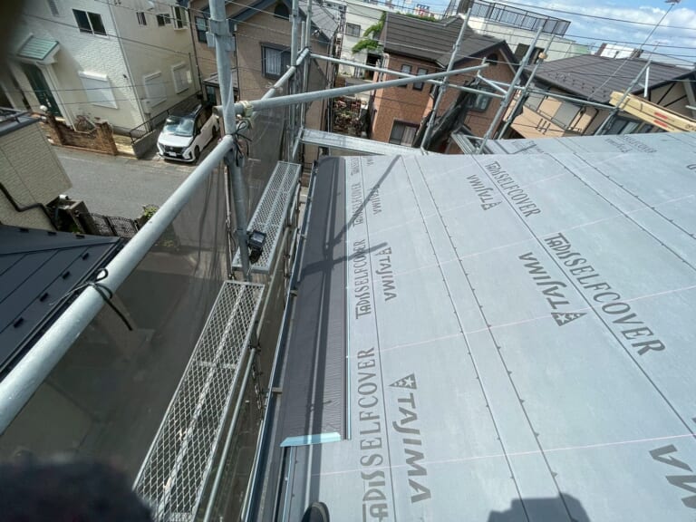 ルーフィングを敷く