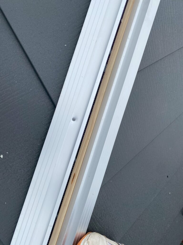 棟板金に金属下地を設置
