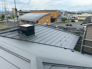 サムネイル画像 滋賀県野州市 - アスベストの含まれる煙突付きスレート屋根をスーパーガルテクトでカバー工法