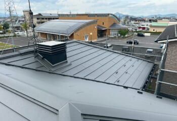 滋賀県野州市 - アスベストの含まれる煙突付きスレート屋根をスーパーガルテクトでカバー工法