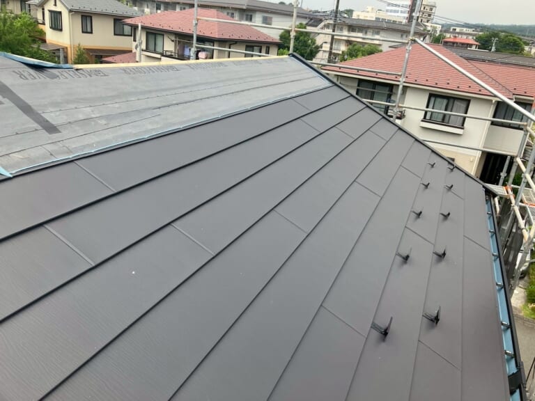 新しい屋根材を設置