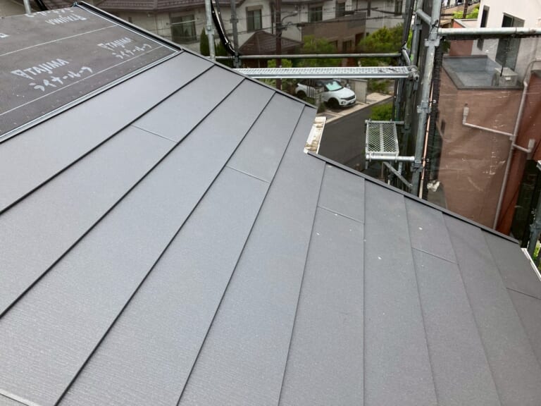 新しい屋根材を張り