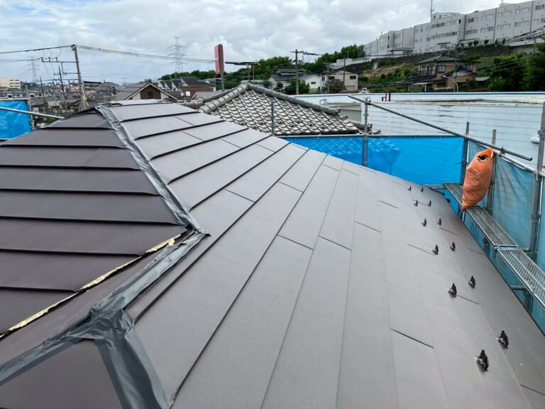 金属屋根本体貼り作業